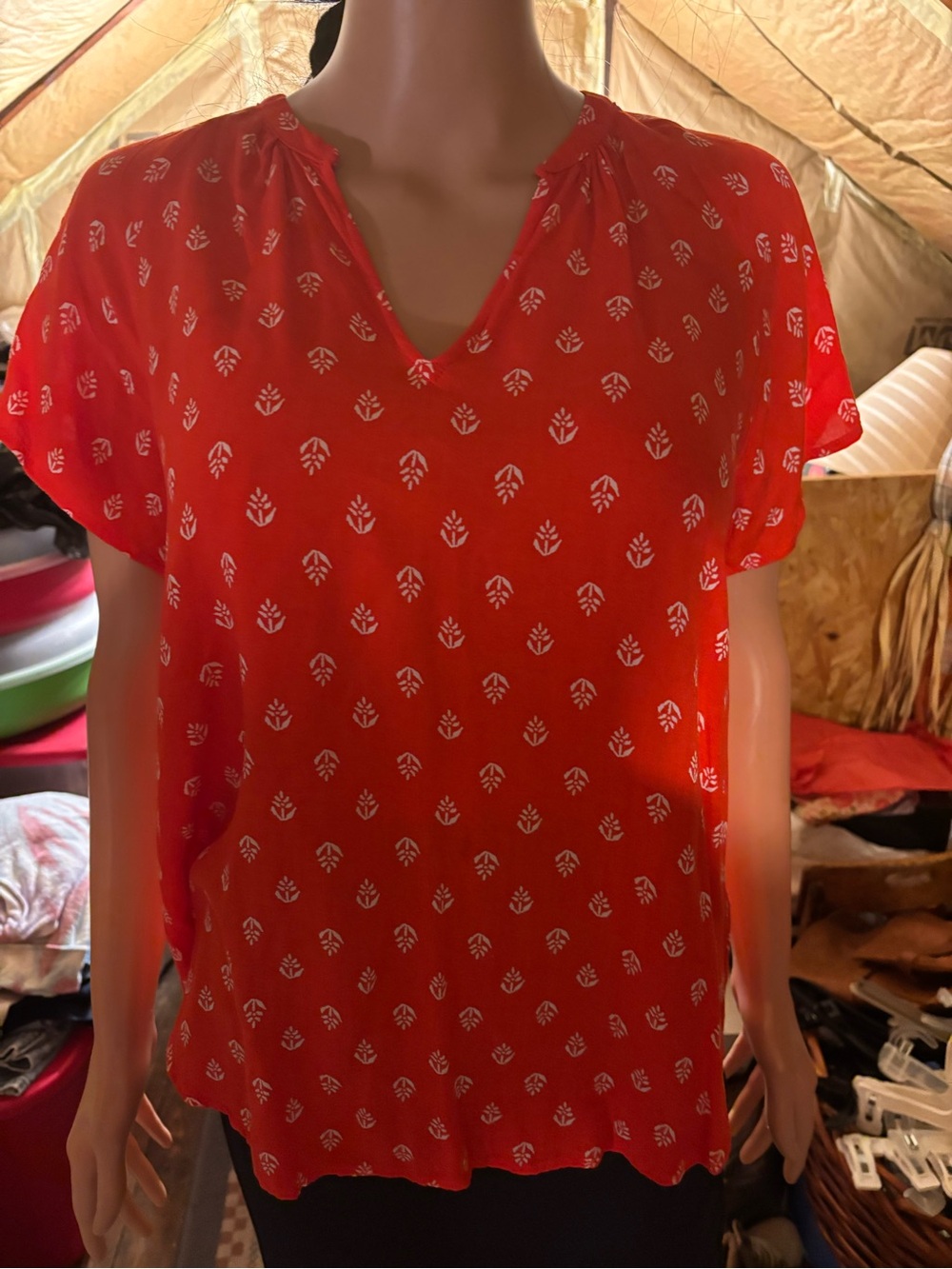 Women's Old Navy Red Printed V-Neck Short Sleeve Top Size M
